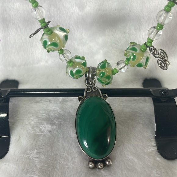 Vintage handmade beaded necklace and earring set. - Picture 3 of 6